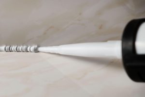 Comment calfeutrer une douche : un simple parcours de bricolage pour une finition plus brillante