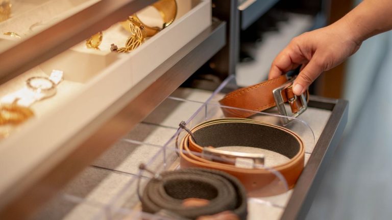 Comment organiser les ceintures – 6 méthodes recommandées par les organisateurs professionnels pour ranger les accessoires indisciplinés