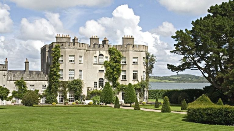 Visitez l'impressionnante maison du château de Dominic West – alors que l'acteur de The Crown se lance dans son nouveau rôle