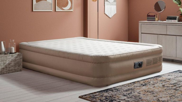 Peut-on utiliser un surmatelas sur un matelas pneumatique ?  Des moyens experts pour rendre un matelas gonflable plus confortable
