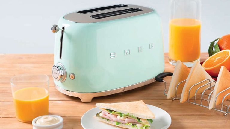 Test du grille-pain rétro 2 tranches Smeg années 50 : portez un toast dans la cuisine