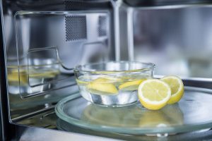 Comment nettoyer un micro-ondes – des moyens simples de le rendre impeccable avec du vinaigre, du citron et plus encore