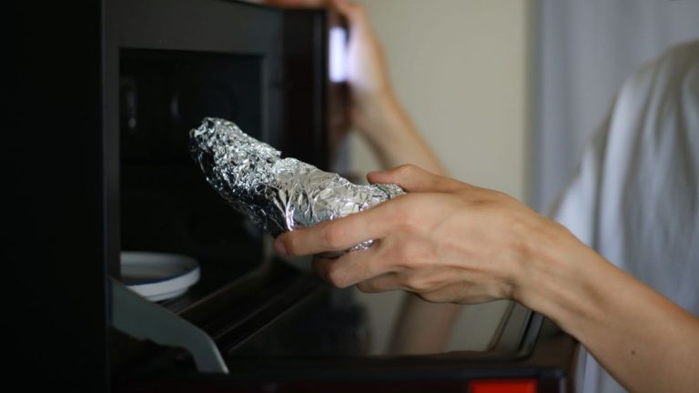 Peut-on mettre du papier aluminium au micro-ondes ?  Cet avertissement d'expert pourrait vous surprendre