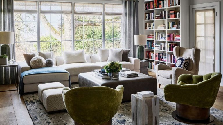 Le luxe contemporain rencontre l'informalité de la côte ouest dans ce cottage d'artisan historique