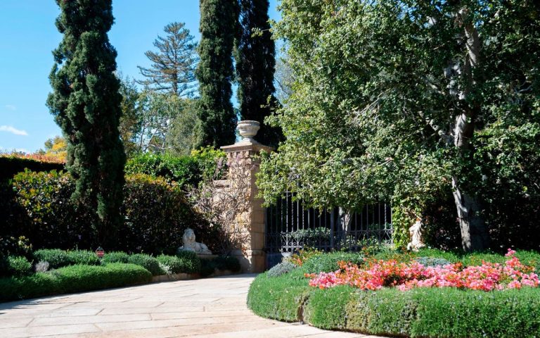 La maison de 14 millions de dollars du prince Harry et de Meghan Markle est un « modeste cottage » comparé à leurs voisins, affirme le biographe royal