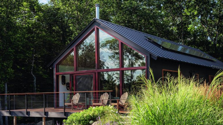 Cette cabane forestière durable présente un intérieur campagnard moderne, calme et élégant. Cette cabane forestière durable présente un intérieur campagnard moderne, calme et élégant.