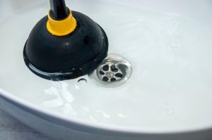 Comment déboucher un évier – en six étapes simples