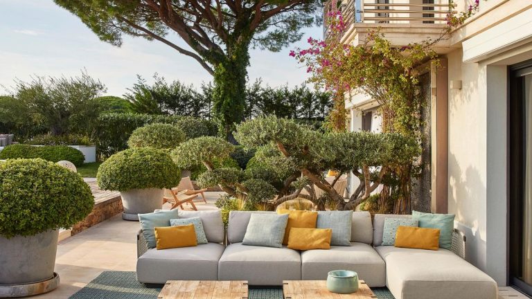 Cette luxueuse villa tropézienne, avec ses nombreux espaces conviviaux, respire la joie de vivre