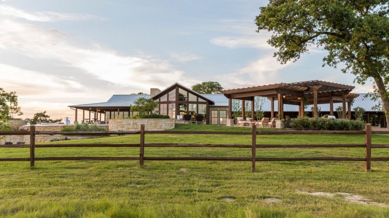 Ce ranch texan allie contemporain et classique pour incarner le pays moderne