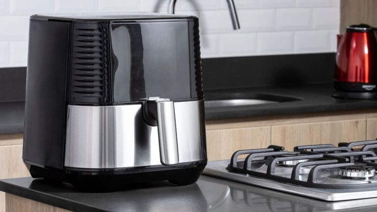 Cet ajout de friteuse à air à 6 $ est considéré comme un « achat incontournable » – voici où le trouver en stock