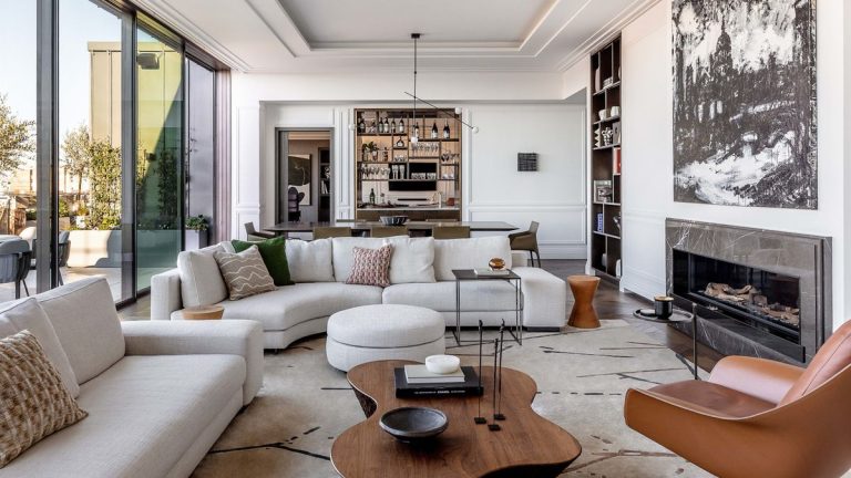 Un appartement du centre de Londres présente un intérieur contemporain ouvré