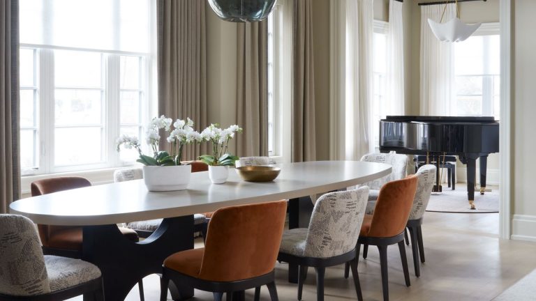 Les meubles de la salle à manger doivent-ils être assortis ?  5 principes que les designers suivent toujours