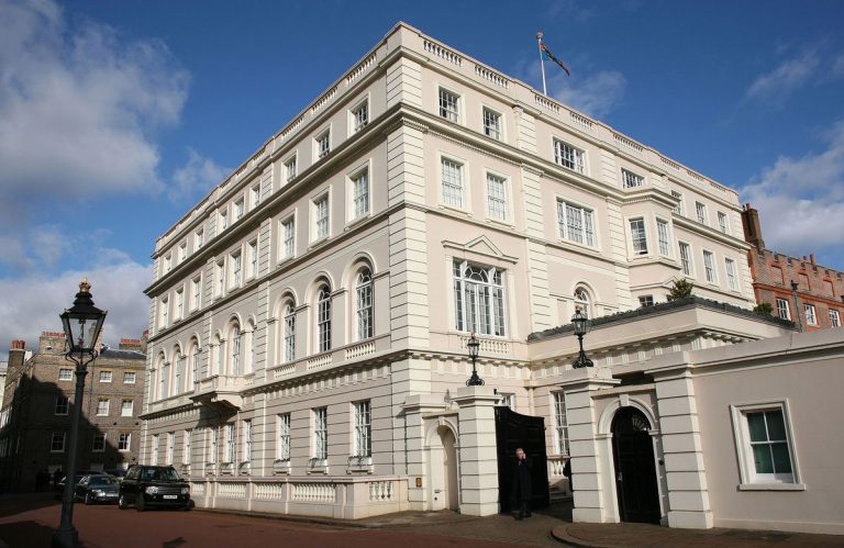 Clarence House – où le roi et la reine consort continueront de vivre pendant que les rénovations du palais de Buckingham sont en cours
