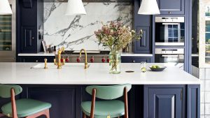 Les comptoirs de cuisine doivent-ils être clairs ou foncés ?  Les designers expliquent les avantages et les inconvénients