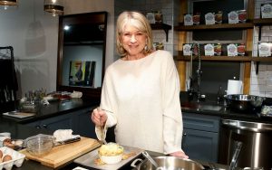 La cuisine en acier inoxydable de Martha Stewart est frappante – mais est-elle difficile à entretenir ? La cuisine en acier inoxydable de Martha Stewart est frappante – mais est-elle difficile à entretenir ?