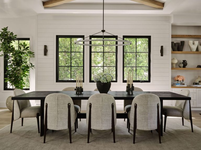 L’aide d’experts en conception a transformé cette nouvelle maison en une maison pleine de caractère et heureuse. L'aide d'experts en conception a transformé cette nouvelle maison en une maison pleine de caractère et heureuse.