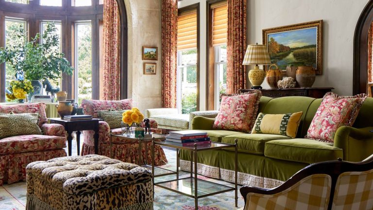 Des motifs audacieux et des mises à jour lumineuses rehaussent l’ambiance dans cette maison de style traditionnel Des motifs audacieux et des mises à jour lumineuses rehaussent l'ambiance dans cette maison de style traditionnel