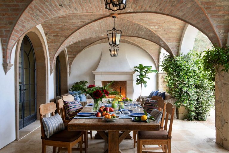 Cette nouvelle maison de Malibu apporte une touche de style ancien à son ambiance intérieure-extérieure