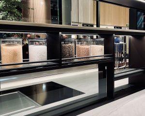 La nouvelle tendance du rangement dans la cuisine que nous saluons comme le moment de design marquant de 2023