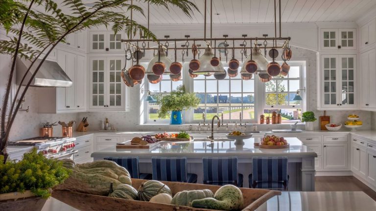 Cette grande maison en bord de mer a été construite pour recevoir et dispose de quatre cuisines pour le prouver