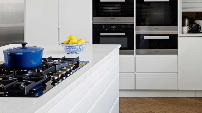 Comment nettoyer la fonte émaillée – quatre étapes pour une batterie de cuisine sans tracas Comment nettoyer la fonte émaillée – quatre étapes pour une batterie de cuisine sans tracas