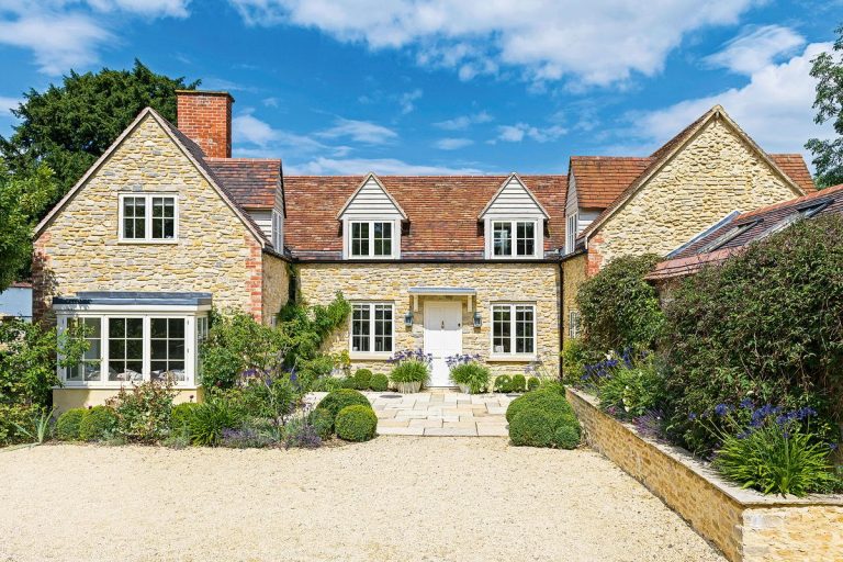 La maison de ce concepteur de jardin fait entrer l'extérieur, avec une palette douce et naturelle