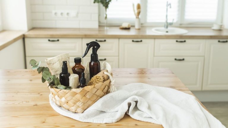 Ces 5 terribles erreurs d’époussetage rendent votre maison plus sale, disent les nettoyeurs Ces 5 terribles erreurs d’époussetage rendent votre maison plus sale, disent les nettoyeurs