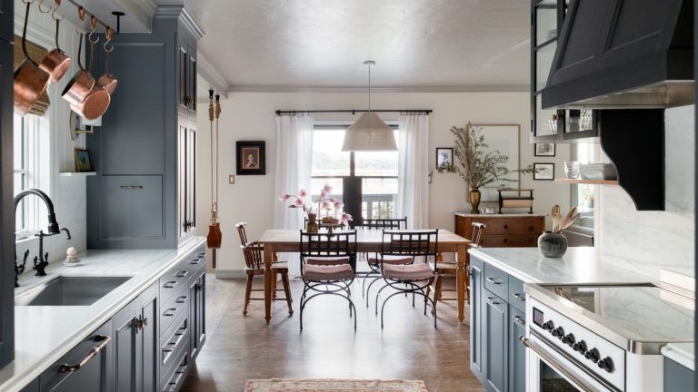 Les designs peu encombrants et les achats vintage en font une maison familiale pratique et chic