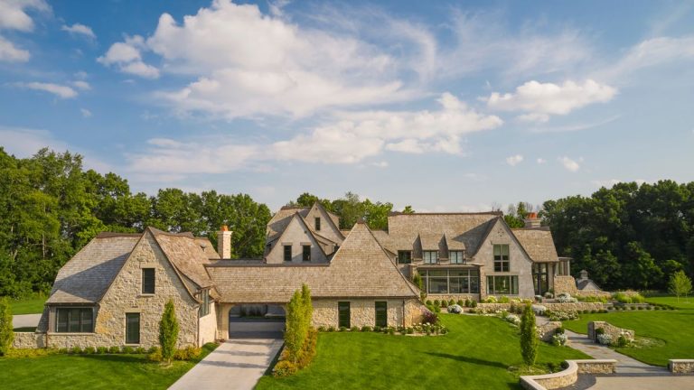 Cette belle maison de campagne moderne respire le facteur wow à l’intérieur comme à l’extérieur. Cette belle maison de campagne moderne respire le facteur wow à l'intérieur comme à l'extérieur.
