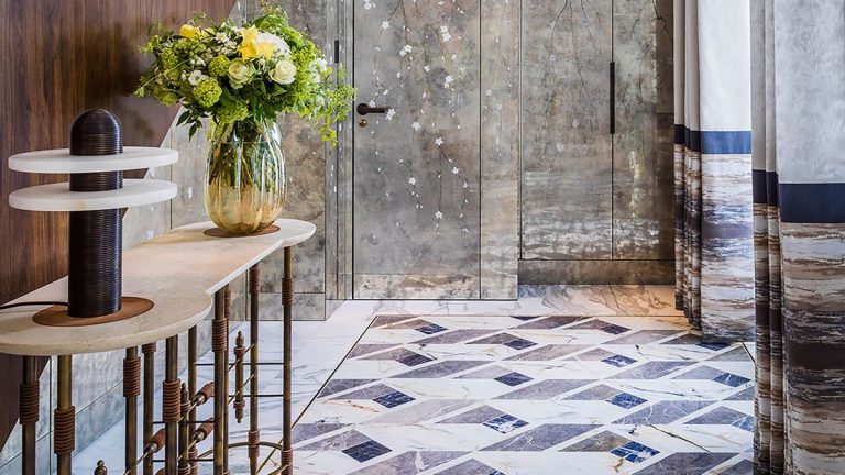 8 façons de mélanger et assortir les matériaux dans la maison, selon l'architecte d'intérieur Shalini Misra