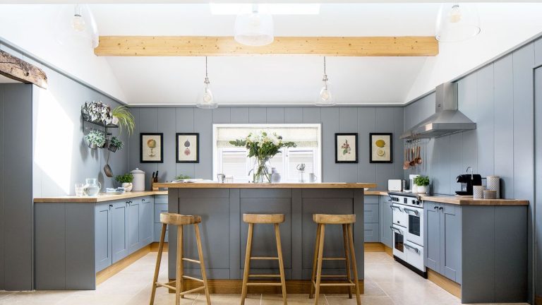 Cette maison historique est une vitrine du style de ferme moderne et des idées lumineuses