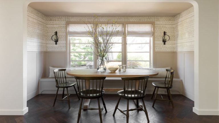 Cette maison californienne a été mise à jour avec une atmosphère campagnarde anglaise fraîche et moderne. Cette maison californienne a été mise à jour avec une atmosphère campagnarde anglaise fraîche et moderne.