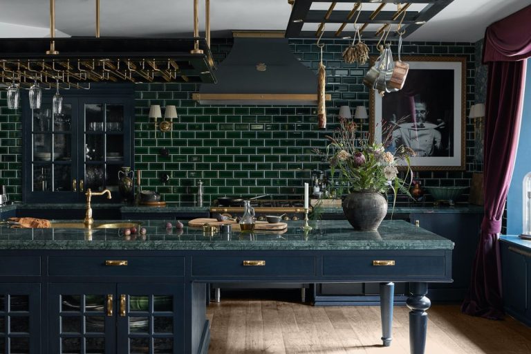 7 couleurs de murs de cuisine qui seront populaires en 2023 – et appréciées des architectes d'intérieur et des décorateurs