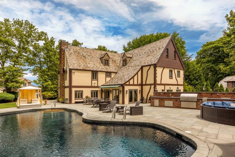 Visitez le manoir de Staten Island du Parrain – son extérieur rappelle celui du film