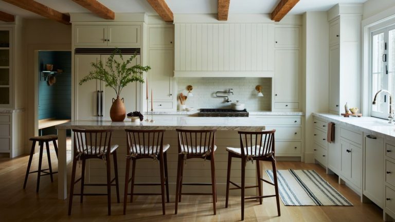 8 conseils de conception à retenir de cette maison classique de la Nouvelle-Angleterre au style épuré