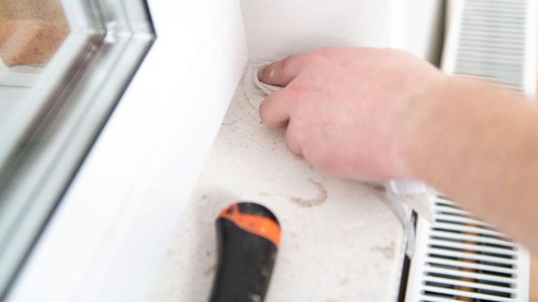 Comment enlever le calfeutrage – de n'importe quelle surface