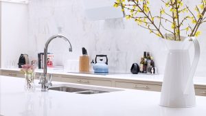 Comment nettoyer les comptoirs en quartz blanc – un guide expert pour des résultats comme neufs