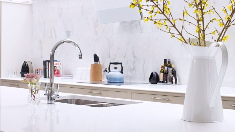 Comment nettoyer les comptoirs en quartz blanc – un guide expert pour des résultats comme neufs
