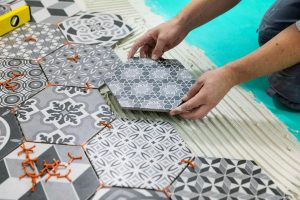 Comment poser du carrelage de salle de bain – pour une finition professionnelle Comment poser du carrelage de salle de bain – pour une finition professionnelle