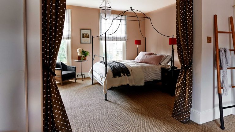 Faut-il placer un tapis sous un lit ?  Le verdict des professionnels de l'intérieur