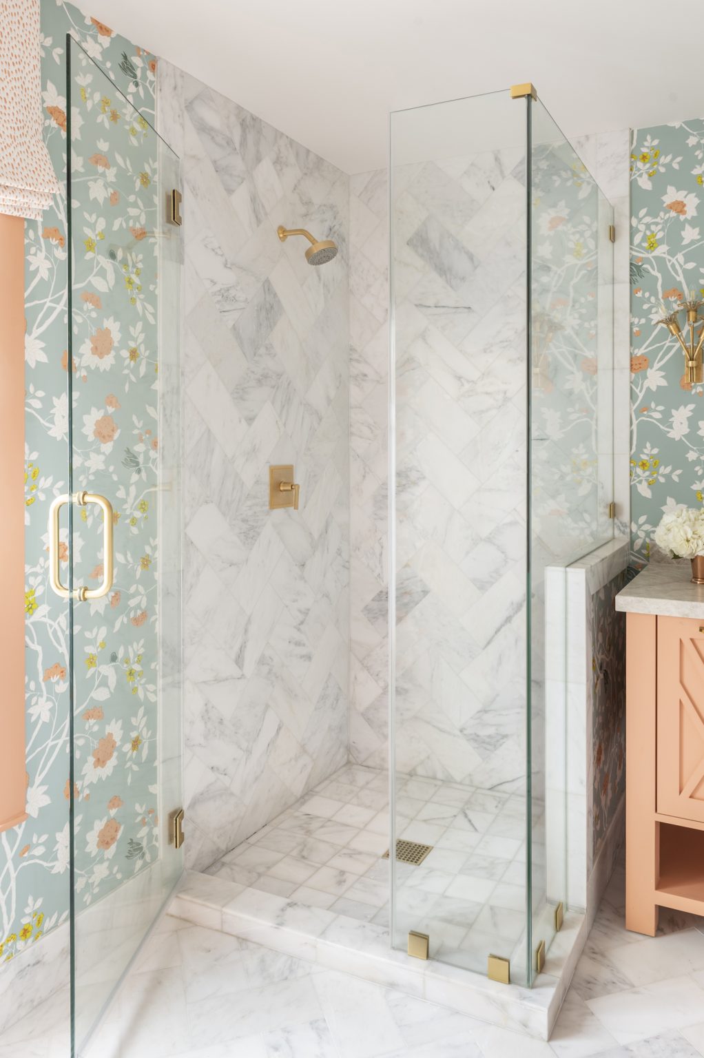 Idées de carreaux de douche blancs – 10 versions de ce choix épuré et classique Salle de bain avec douche avec carrelage blanc et papier peint à motifs