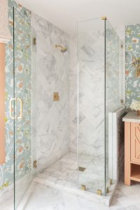 Idées de carreaux de douche blancs – 10 versions de ce choix épuré et classique Salle de bain avec douche avec carrelage blanc et papier peint à motifs