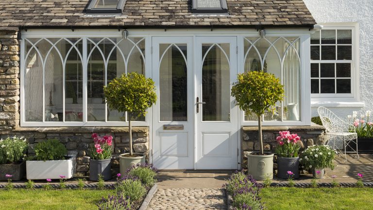 5 pièces de décoration extérieure des créateurs disent que vous devriez toujours faire une épisode pour donner du caractère et du charme à votre arrière-cour Cottage porch ideas - bring in the light