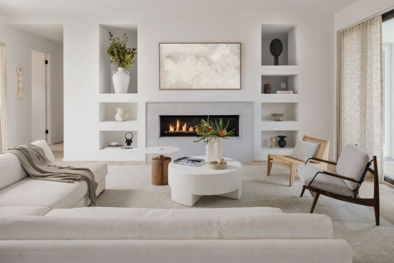 La nouvelle maison utilise du bois et des couleurs naturelles pour refléter son cadre rural et ses racines du milieu du siècle