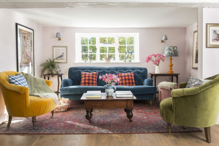 Cette ferme britannique du XVIIe siècle montre comment introduire la couleur avec panache