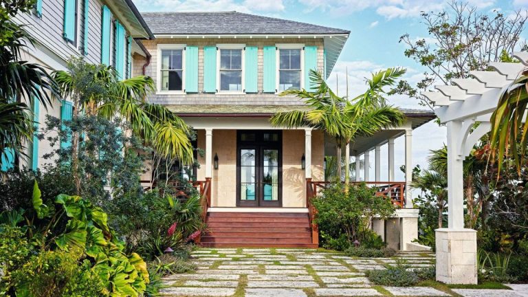 Cette maison présente un jeu de couleurs et de motifs vraiment joyeux : c’est la quintessence d’une maison heureuse. Cette maison présente un jeu de couleurs et de motifs vraiment joyeux : c'est la quintessence d'une maison heureuse.