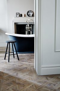 Combien coûte la pose d’un sol de salle de bain ?