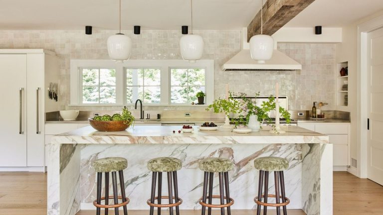 Comment la maison familiale d'un designer est devenue un sanctuaire : ses espaces lumineux et calmes sont essentiels