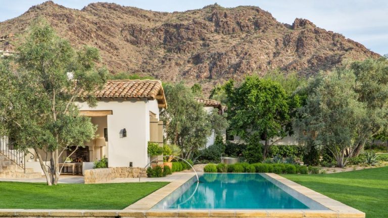 L’ancien rencontre le moderne : cette villa de l’Arizona comprend des pièces datant du 13e siècle L'ancien rencontre le moderne : cette villa de l'Arizona comprend des pièces datant du 13e siècle