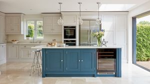 Les îlots de cuisine devraient-ils être plus sombres que les armoires ?  Les experts en design répondent au débat